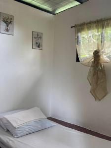 ein kleines Schlafzimmer mit einem Bett und einem Fenster in der Unterkunft The Twin Studio Cottages 
