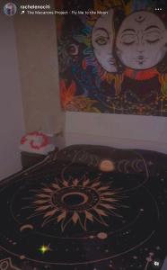 B&B Villa Anna في سيباري: سرير مع لوحة على الحائط في غرفة