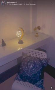 Cette chambre comprend une table avec une lampe et un oreiller. dans l'établissement B&B Villa Anna, à Sibari