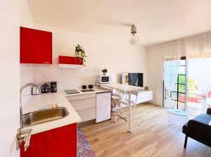 a kitchen with a sink and a table in a room at Las Vistas-Rincón acogedor con vistas al mar in Tabaiba +15 photos