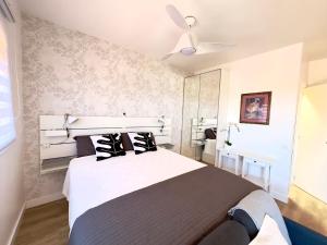 a bedroom with a bed and a ceiling fan at Las Vistas-Rincón acogedor con vistas al mar in Tabaiba