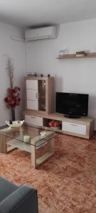 een woonkamer met een televisie en een salontafel bij La Cala de Vida in La Cala de Mijas