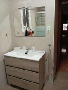 een badkamer met een wastafel en een spiegel bij La Cala de Vida in La Cala de Mijas