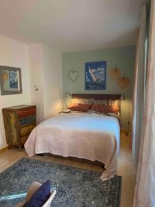 1 dormitorio con cama y alfombra en Accogliente appartamento con cucina arredata en Ascona