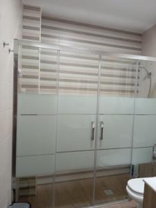 een glazen douche in een badkamer met een toilet bij La Cala de Vida in La Cala de Mijas