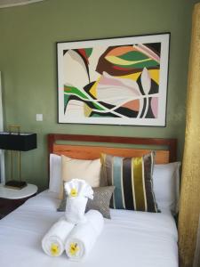 una camera da letto con un letto e asciugamani di Casa nostra a Kakamega