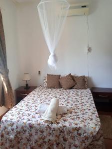 een slaapkamer met een bed met twee handdoeken erop bij Landa's Guest House in Praia do Tofo