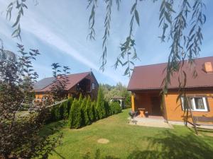 Blick auf ein Haus mit Garten in der Unterkunft Agroturystyka Helena in Okuninka