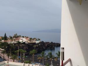 プエルト・デ・サンティアゴにあるАпартаменты Playa de la Arenaのリゾートのバルコニーから海の景色を望めます。