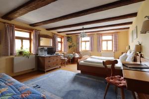 ein Schlafzimmer mit einem Bett und ein Wohnzimmer in der Unterkunft Hotel-Gasthof-Schiff in Winterhausen