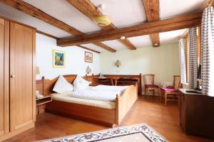 Schlafzimmer mit einem Bett, einem Schreibtisch und einem Tisch in der Unterkunft Hotel-Gasthof-Schiff in Winterhausen