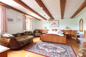 ein Wohnzimmer mit einem Bett und einem Sofa in der Unterkunft Hotel-Gasthof-Schiff in Winterhausen