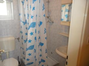 Ein Badezimmer in der Unterkunft Apartments Marina