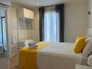 una camera da letto con un grande letto con una coperta gialla di Casa Torre Hacho ad Antequera