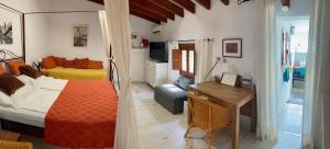 Postel nebo postele na pokoji v ubytování Dachterrassenzimmer in romantischem Landhaus mit Pool