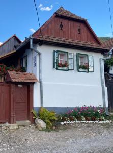 里梅泰亞的住宿－Casa Kelemen Irén，白色的房子,设有两扇窗户和一扇门