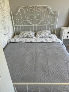 een bed in een slaapkamer met een metalen bedframe bij Apartament COMFORT Centrum in Krotoszyn