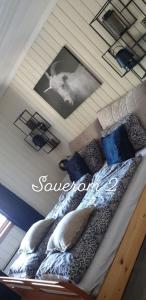 een bed met kussens en een foto van een kat bij Søberget in Stange