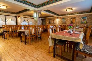 Little Tibet Resort Mall Road餐厅或其他用餐的地方