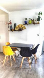 jadalnia ze stołem i krzesłami w obiekcie chambre sur Muret w mieście Muret