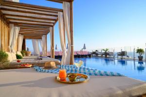 Bazén v ubytování Carlton Tel Aviv Hotel – Luxury on the Beach nebo v jeho okolí