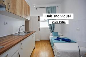 a kitchen with a sink and a bed in a room at El Sueño De Alejandra - Vivienda Vacacional in Las Palmas de Gran Canaria