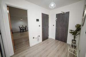 ein leeres Zimmer mit einem Flur mit einem Esszimmer in der Unterkunft Bv Luxury Apartment Conditioning House in Bradford