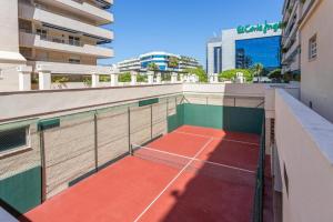 Tenis alebo squash v ubytovaní TopMarbella Marina Banus luxurious apartment, Sea and mountain views alebo jeho okolí