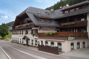 un hotel al lado de una carretera en Hotel Mondschein, en Sesto