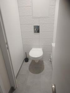 ein kleines Bad mit einem weißen WC in der Unterkunft appartement T2 neuf et design in Pérignat-lès-Sarliève