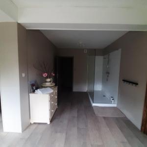 een badkamer met een douche en een wit dressoir bij Huize tinke in Tongeren