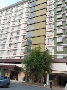 Budova, kde se aparthotel nachází + 2 fotografie