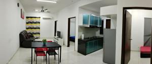 een keuken en een woonkamer met een tafel en stoelen bij Afnan Homestay at Semenyih, Ascotte Boulevard in Semenyih