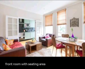 倫敦的住宿－Boho Chic in Chelsea，客厅配有沙发和桌子