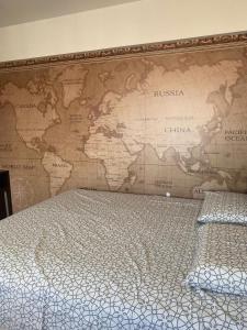 uma parede com um mapa do mundo sobre ele em Loft no Condomínio Celita Franca Executive ApartHotel em Feira de Santana