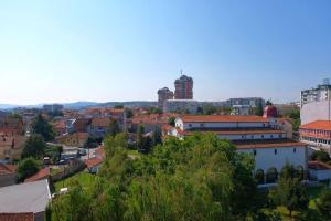 uitzicht op een stad met gebouwen en bomen bij Cosy apartment in Kumanovo in Kumanovo