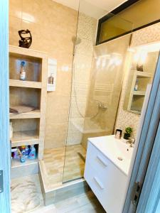 bagno con doccia, lavandino e doccia di Smarald Lake - Campus a Constanţa