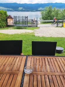 a wooden table with two laptops on top of it at Apartament z kominkiem nad Jeziorem Czorsztyńskim in Frydman