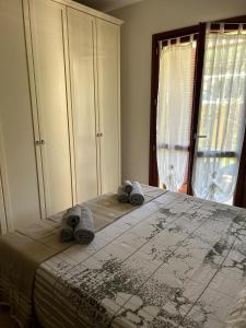 una camera da letto con un letto e asciugamani di La Casa azzurra a La Maddalena
