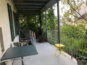 un patio con tavolo e sedie sul balcone. di B&B Winterthur a Winterthur