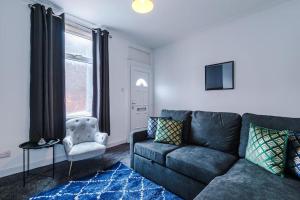 un soggiorno con divano e sedia di Luxurious Living 2 BR Home MCR a Manchester