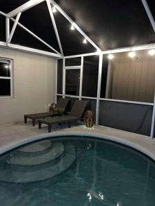 een groot zwembad met trappen in een huis bij Modern 5 Beds Dog friendly Private Getaway! in Kissimmee