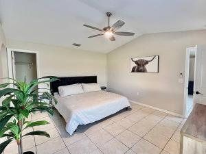 1 dormitorio con 1 cama y ventilador de techo en Modern 5 Beds Dog friendly Private Getaway!, en Kissimmee