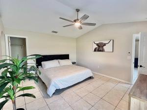 Ένα ή περισσότερα κρεβάτια σε δωμάτιο στο Modern Cozy 5 Beds Private Getaway! +29 φωτογραφίες
