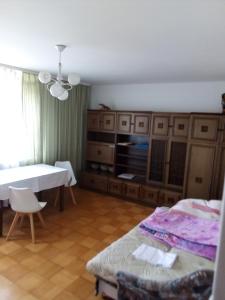 Habitación con mesa, cama y comedor. en Ciche Ranczo, en Łuków