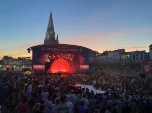 una grande folla di persone davanti a un concerto di Au cocon de Bélice a Benon