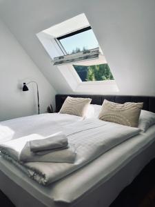 een slaapkamer met een wit bed en een raam bij Ferienwohnung Bispingen in Bispingen