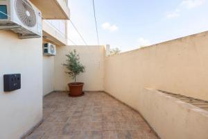 a room with a wall and a potted plant at Gudja - Lovely 3 bedroom unit with own private entrance in Gudja