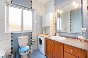 A bathroom at Gudja - Lovely 3 bedroom unit with own private entrance