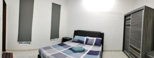 een slaapkamer met een bed in een kamer bij Afnan Homestay at Semenyih, Ascotte Boulevard in Semenyih